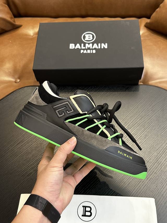 Balmain巴尔曼b-Skate运动鞋 B-Skate 多材质拼接撞色运动鞋 ，鞋面饰有黑色鞋带，皮革拼接鞋舌点缀 Balmain 徽标， Tpu 鞋底饰有同